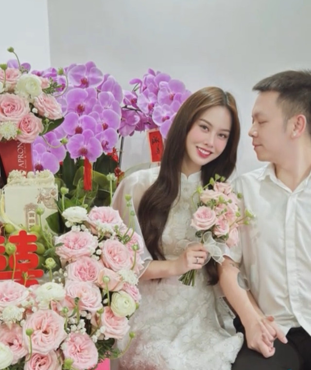 Không để người hâm mộ phải đoán quá lâu, Á hậu Tâm Như đích thân đăng thêm vlog ghi lại khoảnh khắc tình tứ bên chồng sắp cưới, kèm biểu tượng cô dâu chú rể. a5.png
