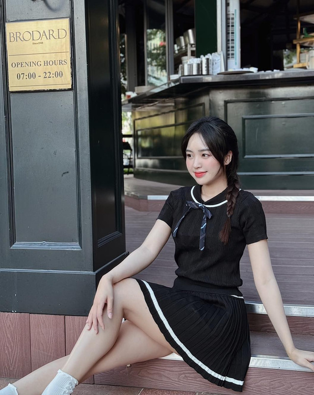 Đặc biệt, cô thường xuyên diện những bộ trang phục tôn vóc dáng, khéo léo khoe vòng eo thon gọn và bờ vai gợi cảm. b9.jpg