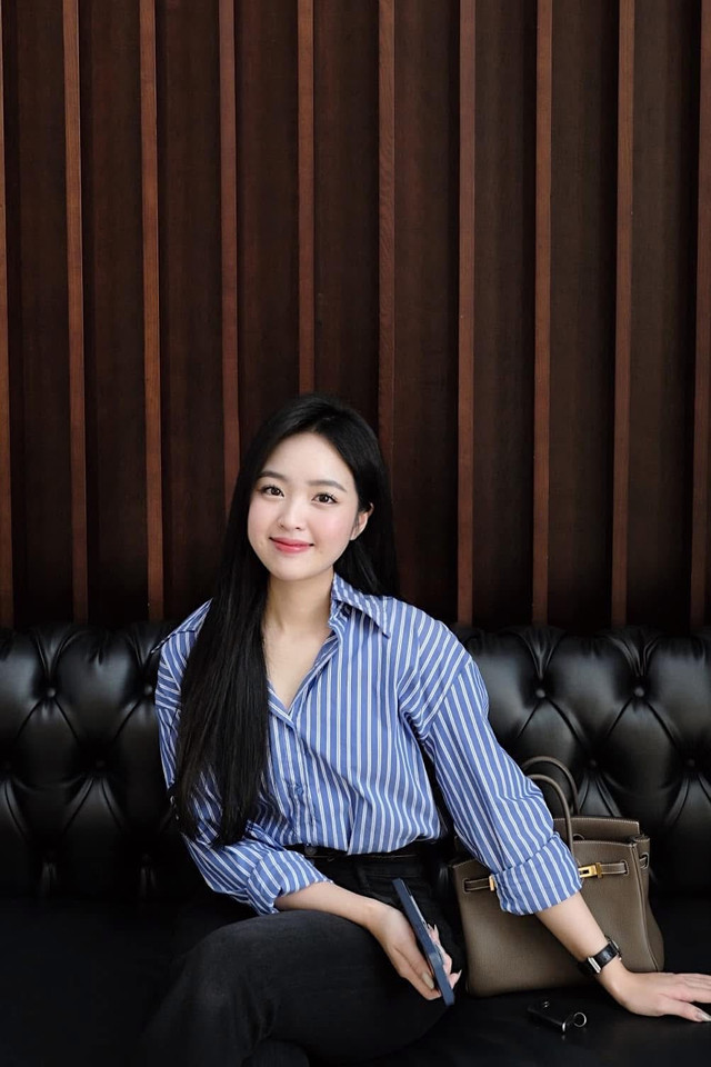 Trong những bức ảnh được chia sẻ, Lê Phương Anh xuất hiện đậm chất doanh nhân. Cô nàng diện chiếc áo sơ mi kẻ caro xanh trắng cùng chiếc túi hàng hiệu. b3.jpg