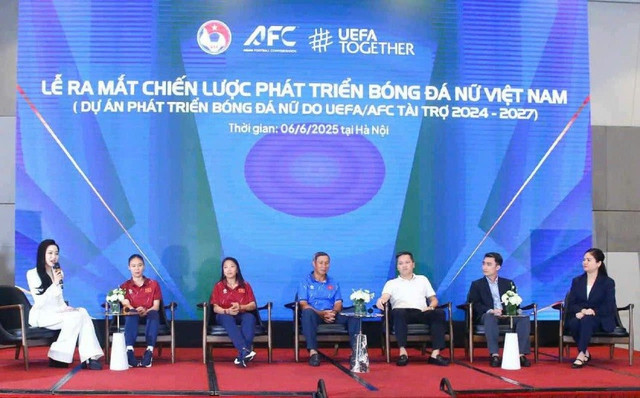 Tọa đàm phát triển bóng đá nữ trong khuôn khổ chương trình. Ảnh: VFF z6677384572783-48875.jpg