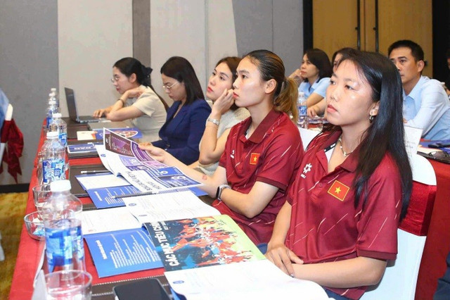 Tuyển thủ Huỳnh Như và Hải Yến tham dự lễ ra mắt chiến lược phát triển bóng đá nữ. Ảnh: VFF z6677384587327-a0b45.jpg