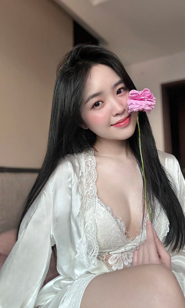 Lê Phương Anh, cái tên không còn xa lạ trong giới hot girl Hà Thành, luôn thu hút sự chú ý bởi nhan sắc ngọt ngào, vóc dáng quyến rũ và cuộc sống sang chảnh đáng mơ ước. b7.jpg