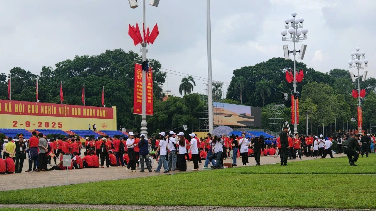 Không khí tại Quảng trường Ba Đình trước giờ sơ duyệt diễu binh, diễu hành