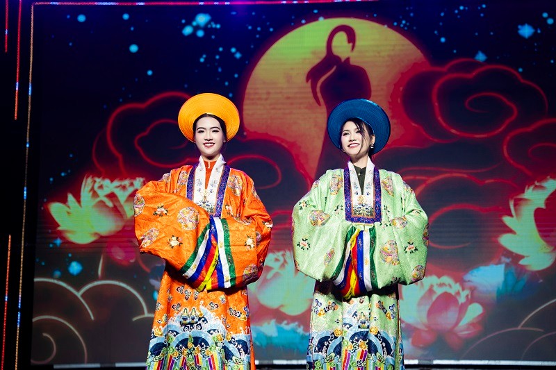 View - Ngắm bộ sưu tập áo dài lấy cảm hứng từ Hoàng hậu Nam Phương | Báo Tri thức và Cuộc sống - TIN TỨC PHỔ BIẾN KIẾN THỨC 24H