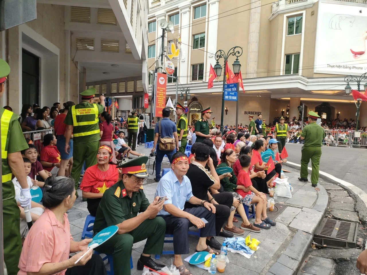 Người dân đổ về ngã tư Tràng Tiền - Đinh Tiên Hoàng xem sơ duyệt diễu binh