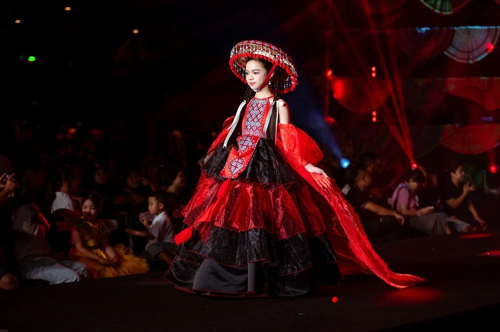 Ấn tượng hơn 100 mẫu nhí trình diễn trang phục của NTK Linh Phương