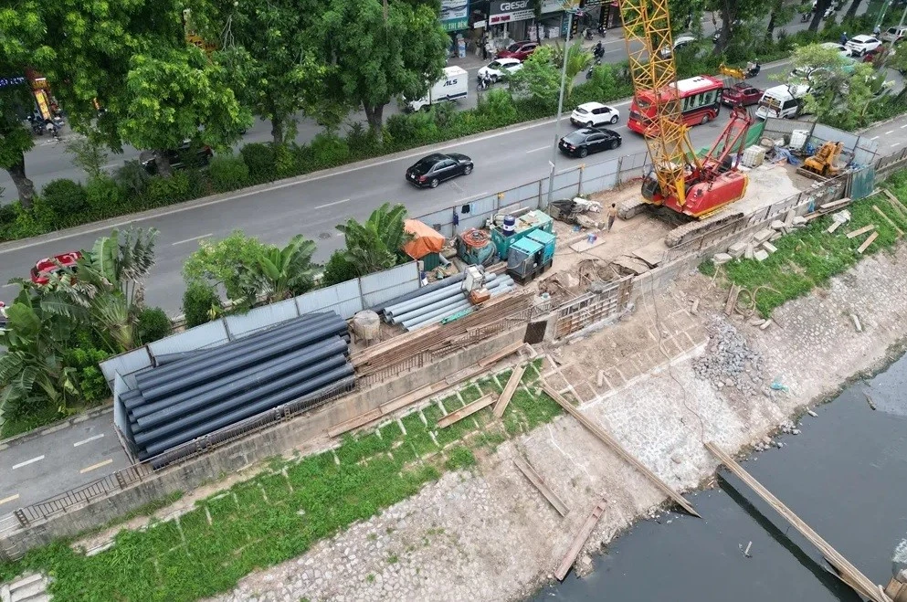 Công trường xử lý nước thải Yên Xá cắt đôi đường cho xe đạp