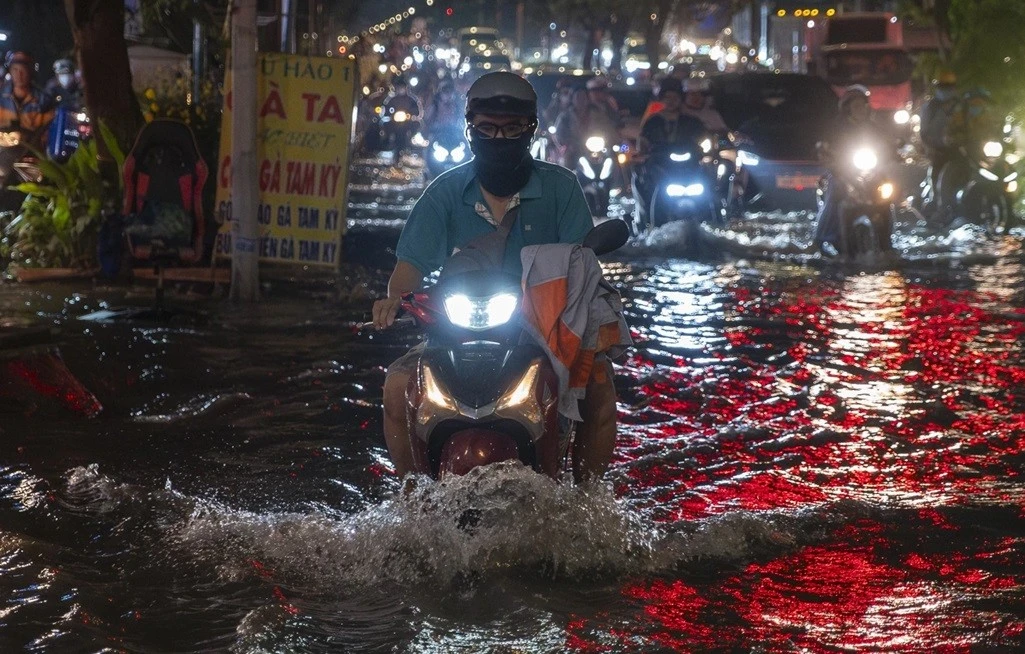 Triều cường gây ngập nặng ở TP HCM, người dân lội nước về nhà