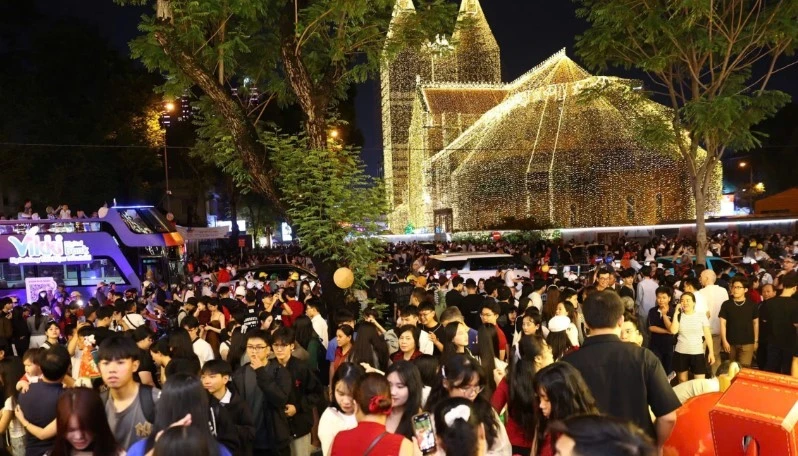 'Biển người' nô nức đổ về trung tâm TP HCM trong đêm Giáng sinh