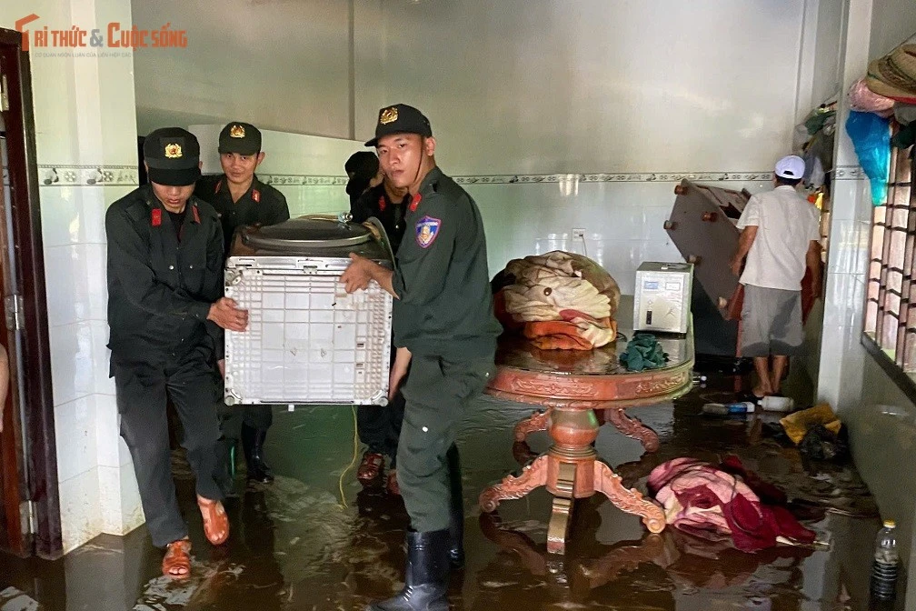 Cảnh sát cơ động hỗ trợ người dân Lâm Đồng khắc phục hậu quả sau lũ