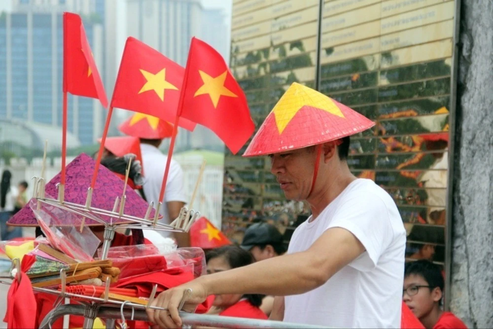 Nhộn nhịp bán phụ kiện xem diễu binh, diễu hành ở Hà Nội