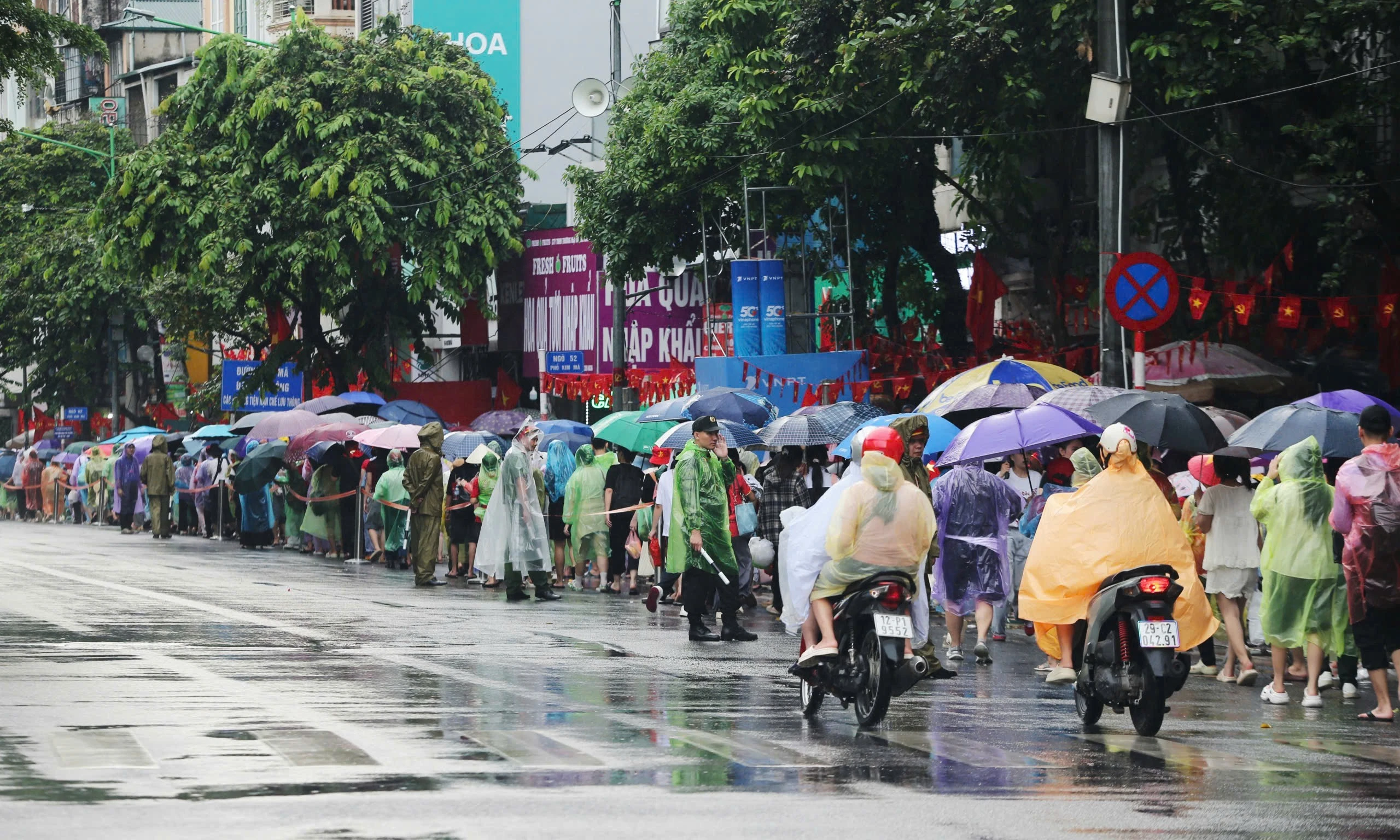 Dòng người ùn ùn đổ về đường Hùng Vương, Nguyễn Thái Học chờ xem diễu binh