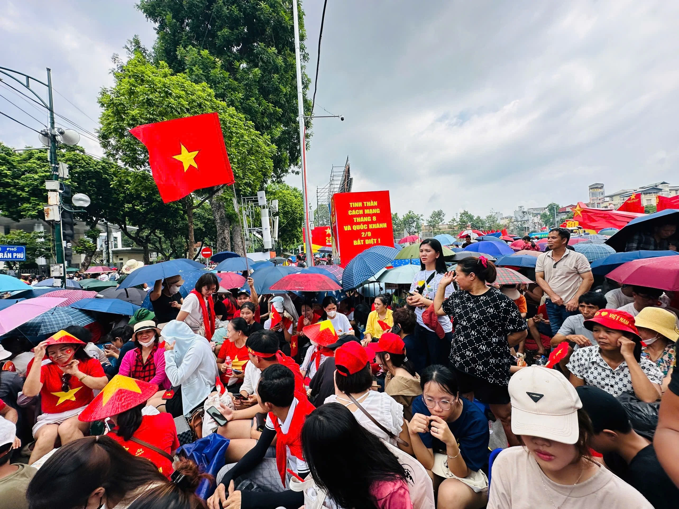 "Khối yêu nước" đổ về chật kín đường Trần Phú, Hùng Vương chờ xem diễu binh