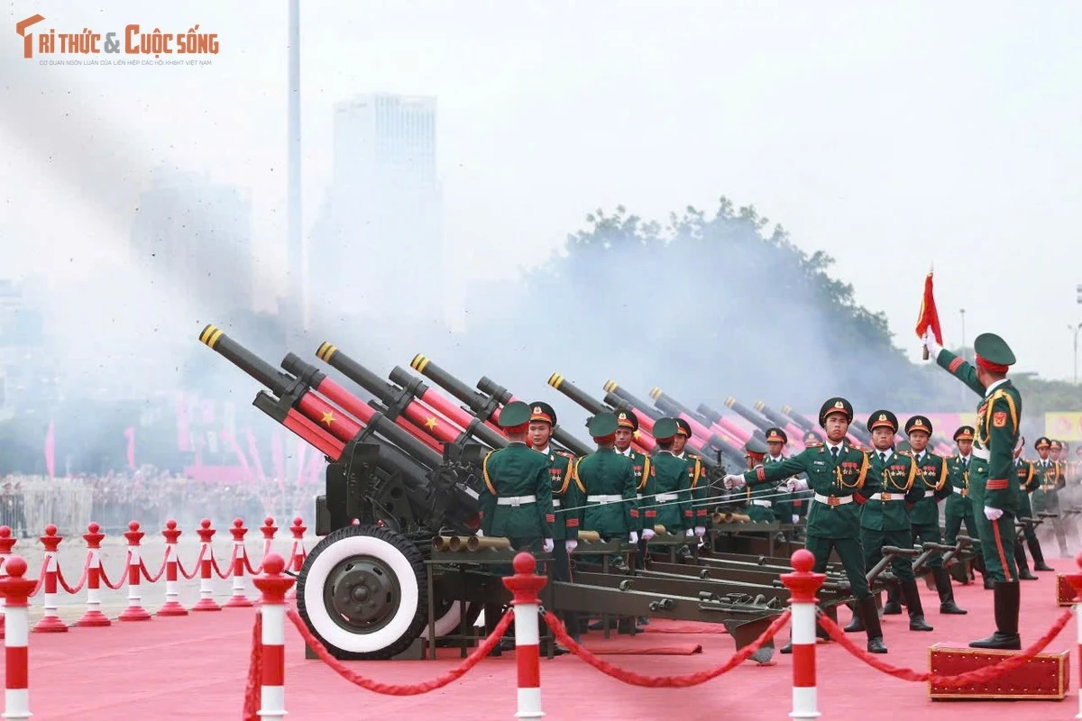 Thời khắc 15 cỗ đại bác khai hỏa, mở màn Đại lễ kỷ niệm 80 năm Quốc khánh 