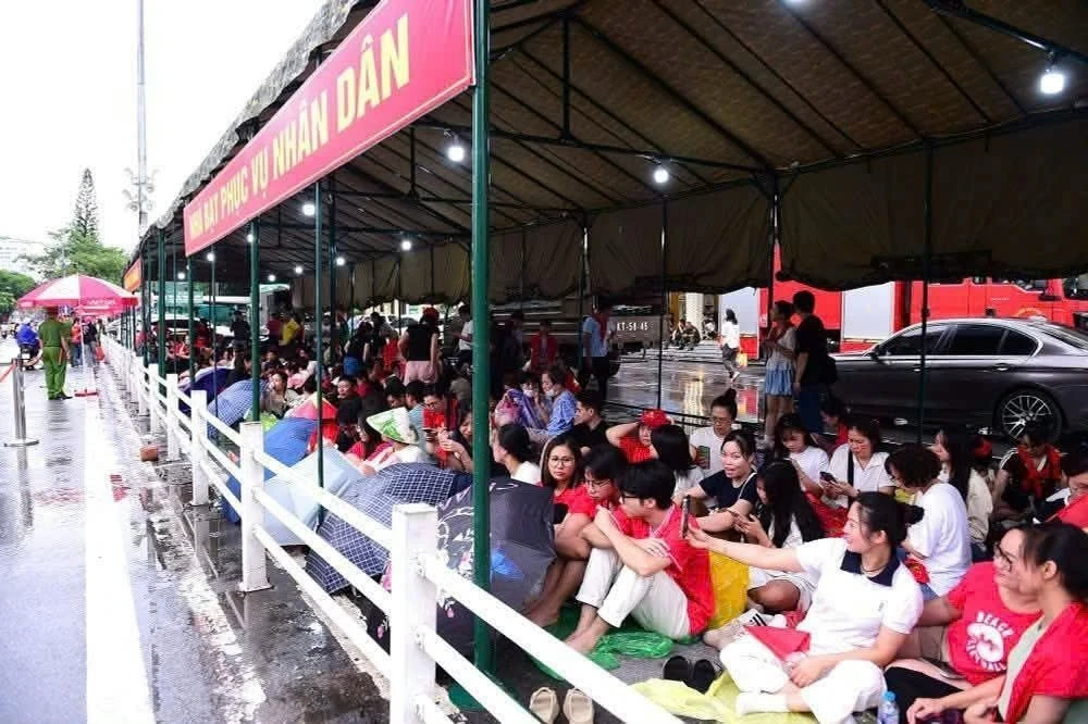 Lắp đặt nhà bạt phục vụ nhân dân xem diễu binh, diễu hành A80