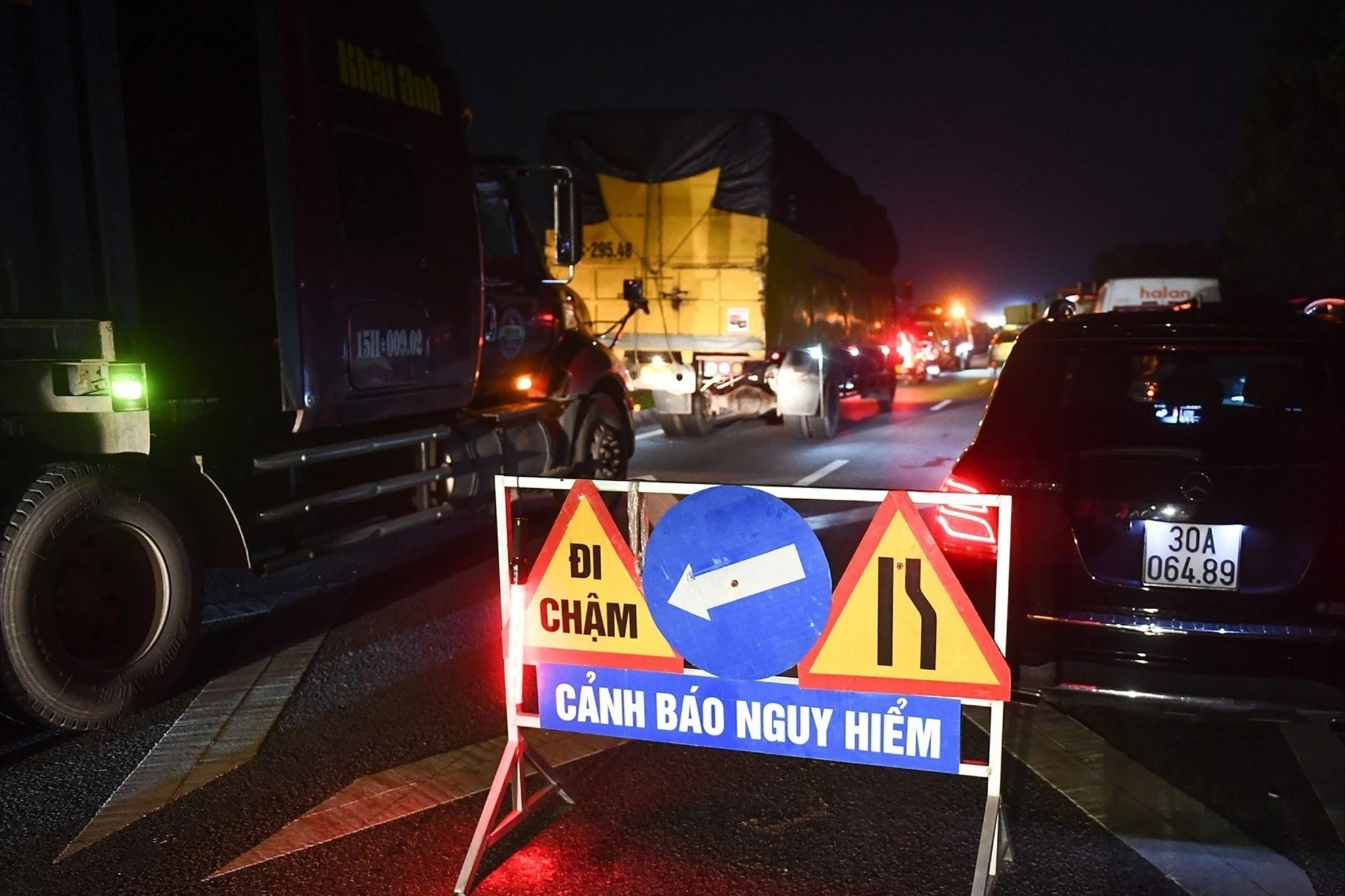 Ùn ứ kéo dài trên cao tốc Thái Nguyên - Hà Nội do ngập lụt