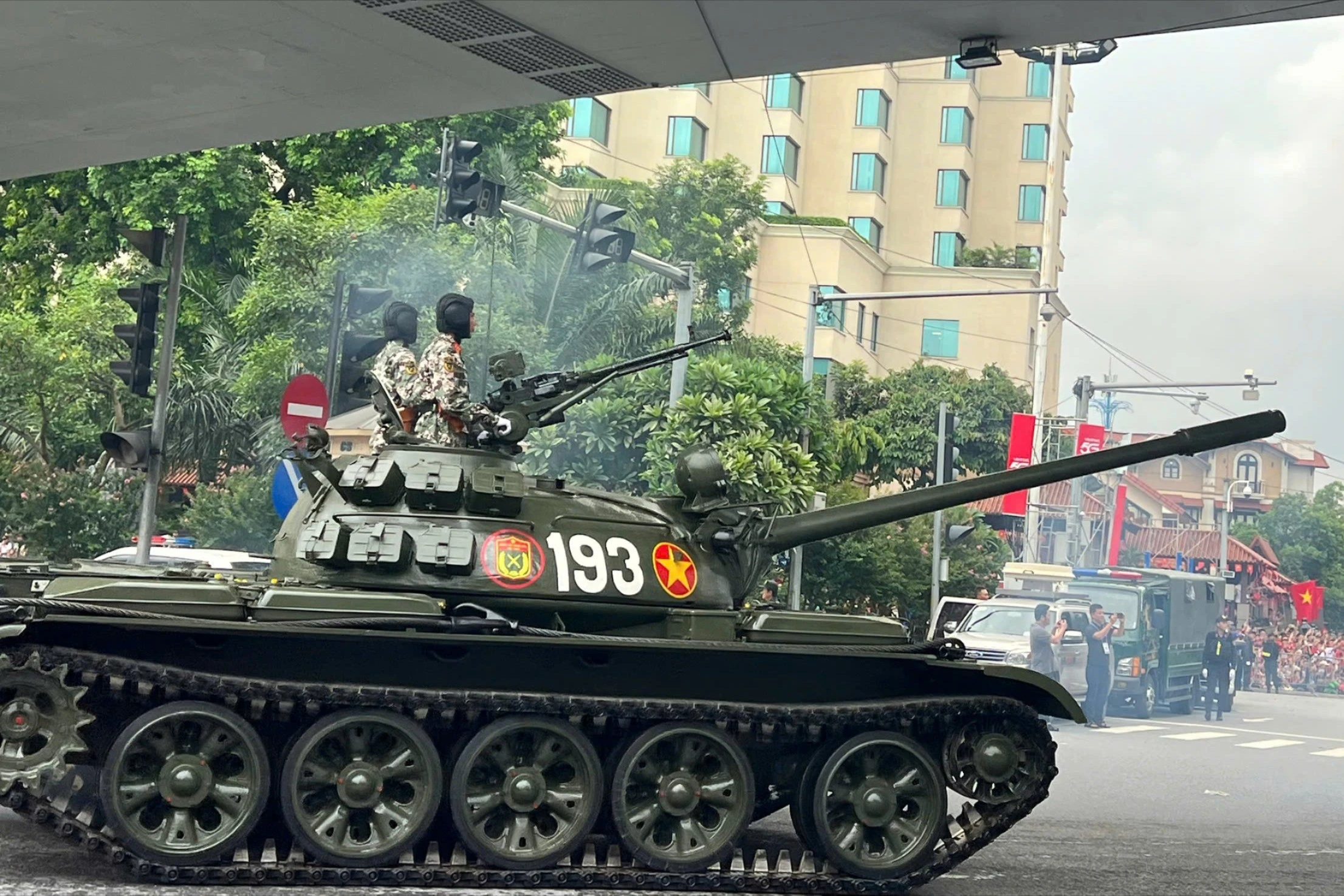 Hùng tráng cảnh đoàn xe tăng rầm rập tiến về Quảng trường Ba Đình