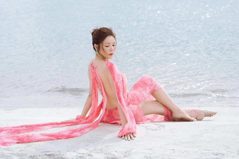 Lý Nhã Kỳ đẹp gợi cảm ở Hạ Long