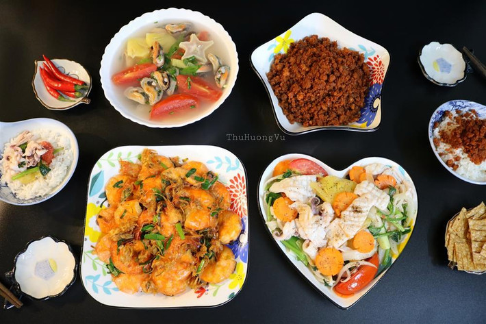 Ngày nào cũng vậy, sau khi tan sợ chị em lại trở về nhà nấu nướng, chăm sóc con cái. Vì thế bữa ăn đơn giản, dễ nấu là tiêu chí của rất nhiều người, chị Vũ Thu Hương (sống ở Hà Nội) cũng vậy.