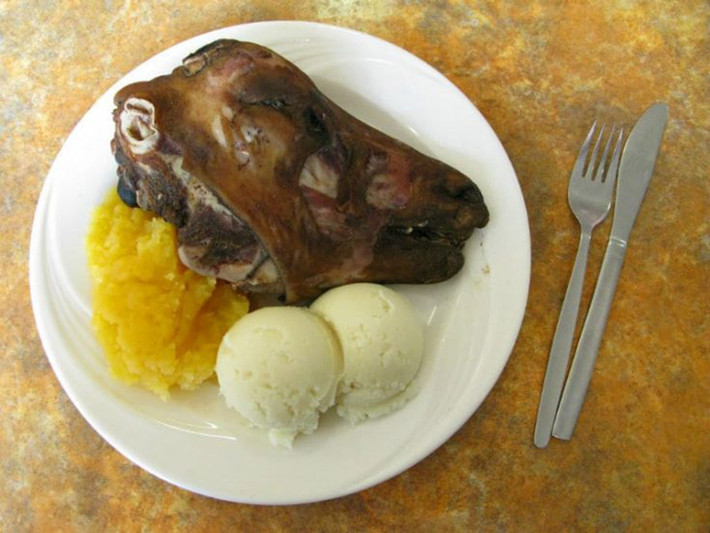 4. Đầu dê: Ở Kenya, khi có nghi lễ, người ta giết dê và làm đủ loại món thịt khác nhau từ luộc, rán, xào, nướng, nấu súp. Thông thường, đầu dê sẽ được nướng lên lửa để làm cháy lông, sau đó cạo sạch, đun sôi trong nhiều giờ rồi ăn. Đầu dê sau khi hầm như vậy phần thịt và da đầu trở nên rất mềm, người Kenya sẽ ăn hết toàn bộ, bao gồm cả não. Thậm chí, họ còn hầm trong nhiều ngày để lấy nước hầm xương uống.