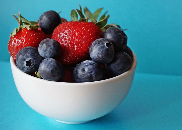 2. Các loại quả mọng berry: Các loại quả như dâu tây, việt quất, nho, mâm xôi... không chỉ chống oxy hóa mà còn cung cấp nhiều vitamin và dưỡng chất cho não. Ăn nhiều những loại quả này giúp giảm lo lắng và các bệnh về thoái hóa thần kinh như chứng sa sút trí tuệ. Ảnh: Unplash.