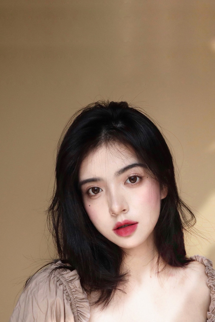 Nana là người mẫu bán thời gian và blogger về thời trang, làm đẹp. Về phong cách cá nhân Nana cho thấy hình ảnh năng động, ngọt ngào, gợi cảm có chừng mực. Có khi người đẹp diện áo phông, sweater dáng rộng với quần jean lúc khác lại mặc áo hai dây croptop phối cùng hot pants. Không cần lạm dụng trang phục hở, Nana vẫn được hàng vạn người theo dõi.