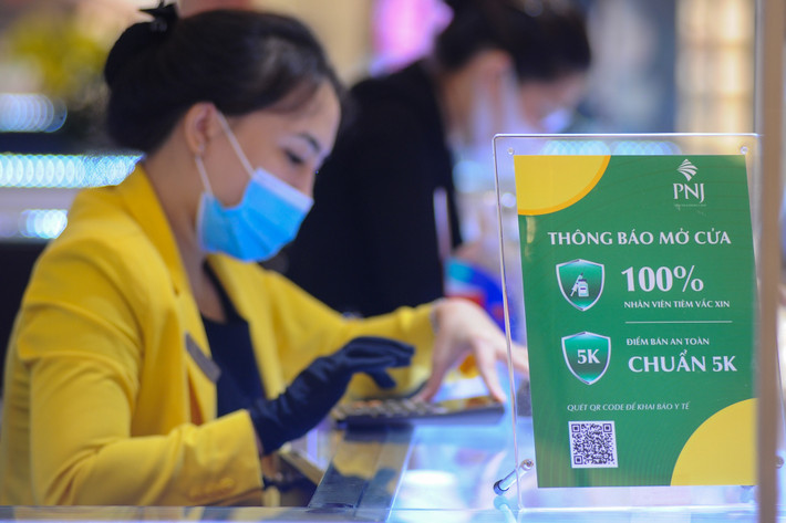Ngoài ưu đãi, một số cửa hàng thêm thông báo 100% nhân viên đã tiêm vaccine Covid-19 và tiêu chuẩn 5k để khách hàng yên tâm mua sắm .