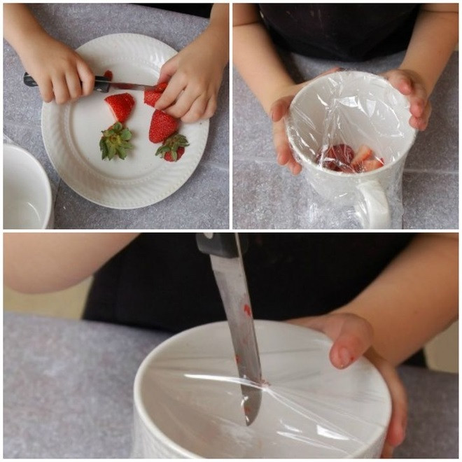 5. Bẫy ruồi: Cắt nhỏ một vài miếng trái cây, cho vào bát, sau đó bạn bọc kín miệng bát bằng màng bọc thực phẩm. Dùng dao rạch một đường nhỏ trên bề mặt màng bọc, lũ ruồi sẽ bị thu hút bởi trái cây, bay vào trong bát và không thể bay ngược lại ra ngoài.