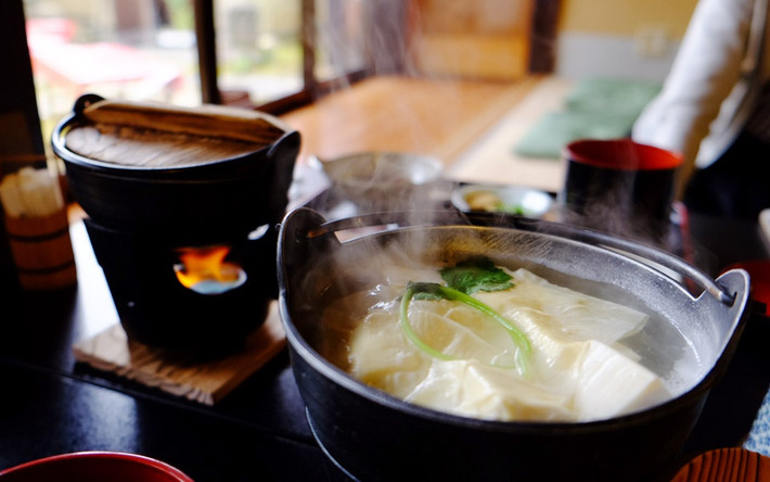 Yudofu: Món ăn đơn giản nhưng rất ngon ngày gồm đậu hũ non được ninh trong nước dùng dashi vị kombu. Sau đó, đậu được ăn cùng sốt ponzu, hành lá, nước tương và mù tạt. Ảnh: Hotelmonterey.