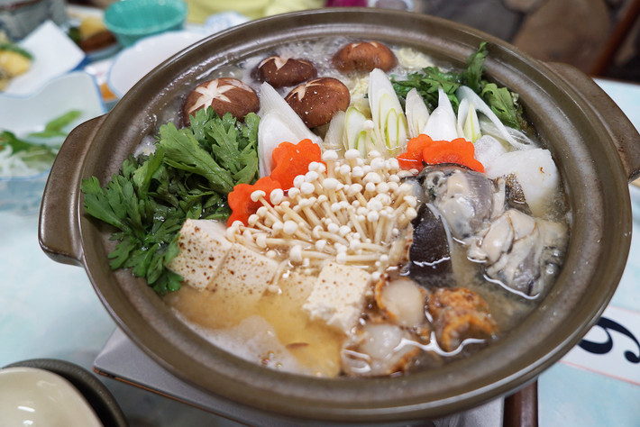 Nabe: Món lẩu truyền thống của người Nhật, thường được ăn vào mùa lạnh, với nguyên liệu được thay đổi theo từng địa phương. Một nồi nabe cơ bản gồm nước dùng, rau, thịt hoặc hải sản... được cho vào đun chín cùng nhau. Ảnh: Guidable.