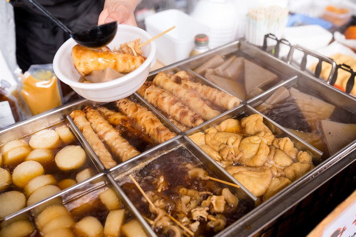 Oden: Đây là món ăn được yêu thích ở Nhật khi trời lạnh, vừa nhanh, vừa tiện lại ngon. Với nước dùng dashi nhạt, vị xì dầu, người ăn có thể chọn nhiều nguyên liệu từ trứng, củ cải, bánh cá, bắp cải cuốn hoặc đậu phụ nhồi, rong biển... Ảnh: dyna2001.