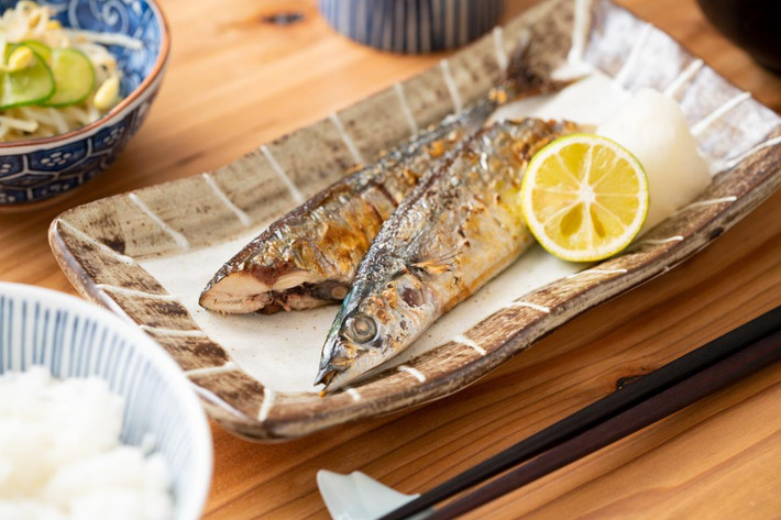 Cá thu đao Thái Bình Dương: Sanma là loại cá người Nhật thích ăn vào mùa thu vì thời điểm này, chúng rất béo và ngon. Cá thường được luộc nguyên con với chút muối, sau đó vớt ra, vắt thêm chút chanh hoặc yuzu (một loại cam màu vàng), rưới xì dầu trước khi thưởng thức. Một cách chế biến thông dụng khác là nướng than hoa. Ảnh: Unseenjapan.