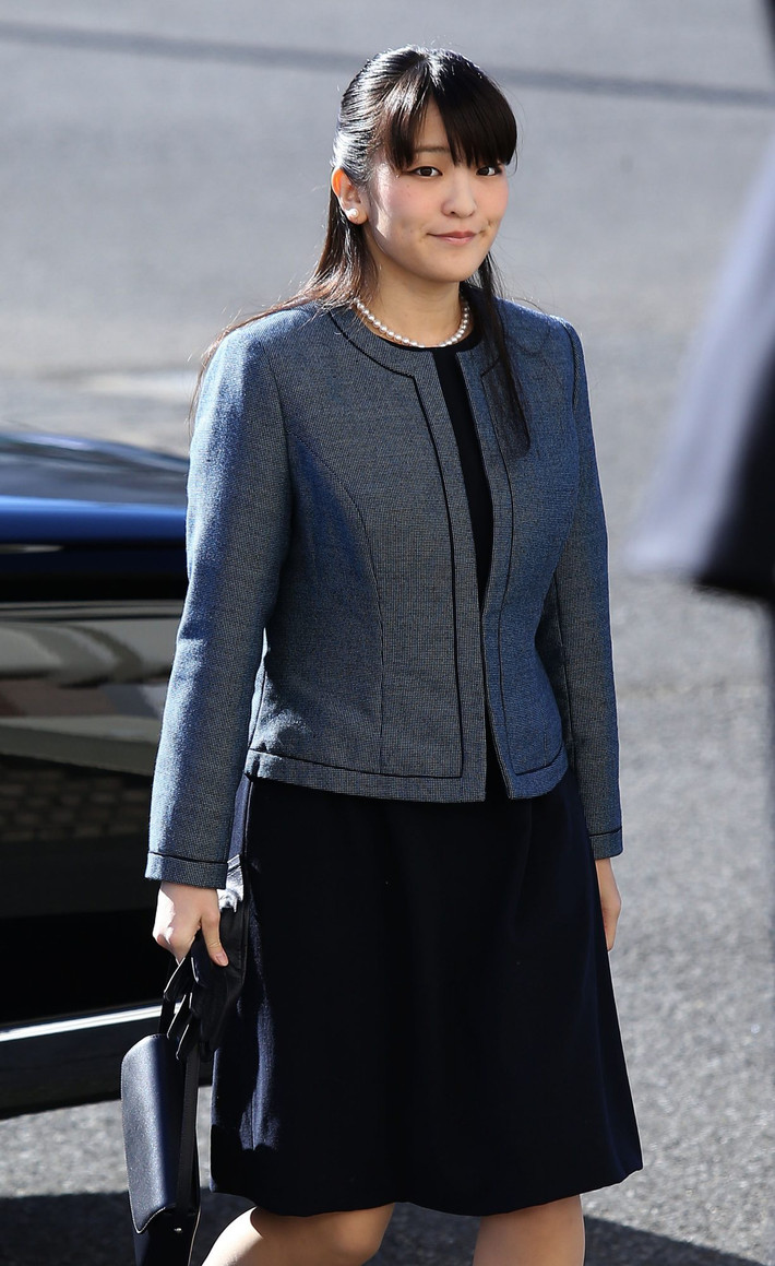 Không mặc đầm độn vai, công chúa sẽ ưu tiên những kiểu váy trơn màu đi kèm blazer hay áo khoác mang tinh thần tối giản, tiết chế các họa tiết rườm rà. Ngoài ra, sự tinh tế của Mako còn đến từ cách lựa chọn phụ kiện găng tay, túi xách hay giày cao gót đồng điệu màu sắc.