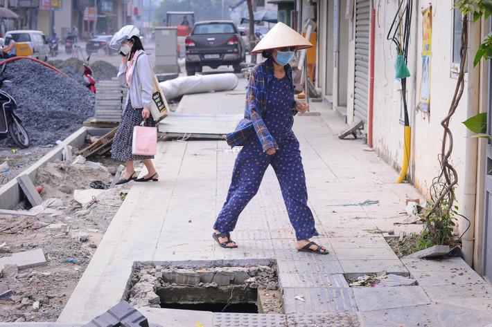 Trên vỉa hè, nhiều hố ga lớn vẫn tồn tại từ nhiều năm trong quá trình xây dựng, thậm chí nó còn không được đậy nắp, gây nguy hiểm cho người đi đường.