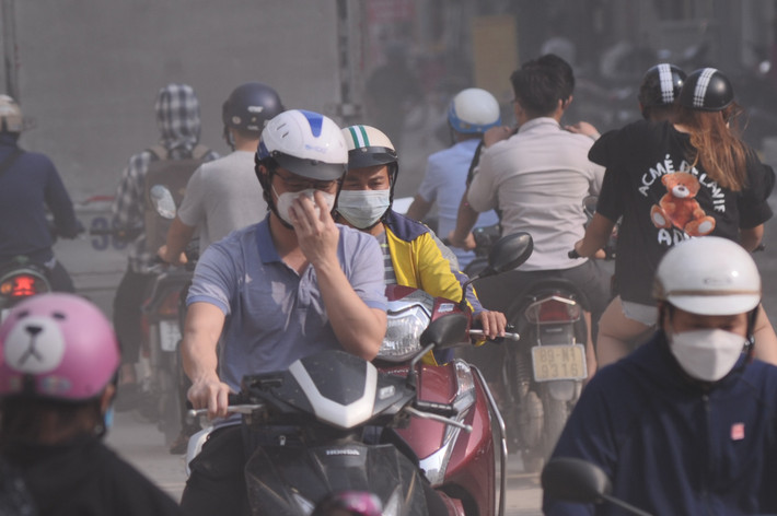 Đây được đánh giá là tuyến phố bụi bặm nhất Hà Nội nhiều năm qua. Người dân sính sống và làm việc gần đó không còn cách nào buộc phải lưu thông qua và hứng chịu bụi bẩn táp vào người.