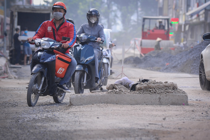 Tuyến đường này dài 440 m, điểm đầu giao với đường Nguyễn Huy Tưởng, điểm cuối giao với đường Nguyễn Trãi. Hiện mặt đường vẫn bị thu hẹp bởi các dụng cụ thi công công trình như xe lu, rào chắn, vật liệu xây dựng...