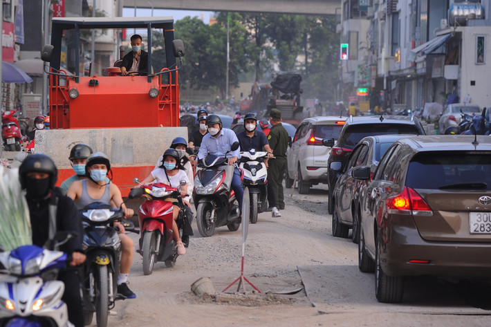 Hàng ngày vào bất cứ giờ nào, người đi xe máy qua đây phải chịu những luồng bụi bẩn bay vào người.