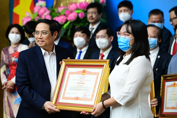 138 thầy thuốc tiêu biểu xuất sắc của ngành y tế, quân đội và công an trong công tác phòng chống dịch Covid-19 (đợt dịch lần thứ 4) đã được Thủ tướng tặng bằng khen.