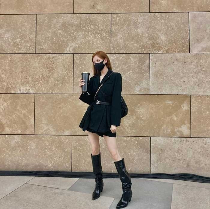 Seohyun biến blazer oversize thành váy, phối thêm thắt lưng da tạo điểm nhấn vào vòng eo. Phụ kiện đi kèm như boots da, túi xách đều được cô khéo léo lựa chọn đồng điệu với tổng thể.