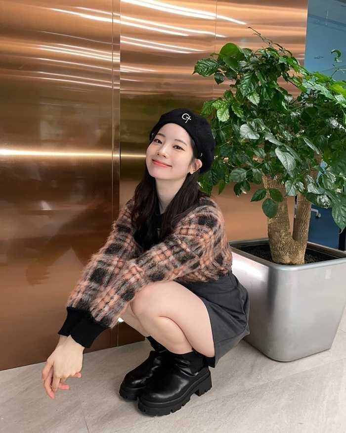 Dahyun (TWICE) đầy nữ tính, ngọt ngào như tiểu thư khi kết hợp áo sweater cùng chân váy ngắn và boots da.