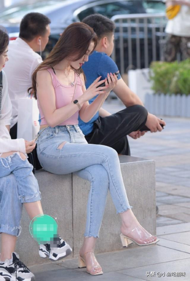 Để chọn cho mình loại quần jean vừa ý nên chú ý đến dáng người của bản thân để tìm được chiếc quần phù hợp. Đồng thời các nàng xem xét đến hoàn cảnh chọn diện. Bên cạnh đó, tùy thuộc phong cách mà bạn có thể kết hợp quần jean với những item tương ứng.
