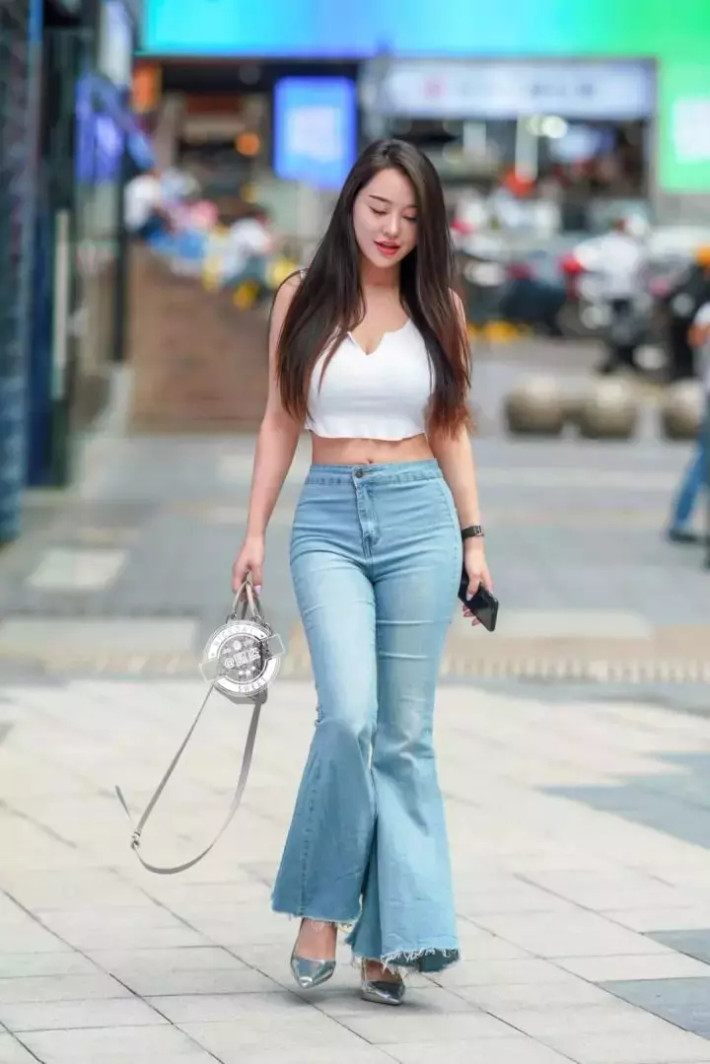 Quần ống loe chịu ảnh hưởng lớn từ trào lưu Hippies. Bắt đầu từ xu hướng được xem là dành cho thiểu số nó đã trở nên phổ biến vào thập niên 60, 70. Người ta nhận xét nó mang chút gì đó bụi bặm, bất cần nhưng cũng không kém phần thời thượng.