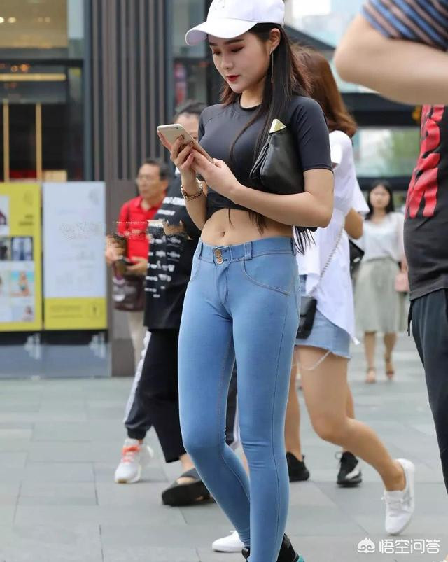 Trên đường phố Trung Quốc xuất hiện không ít cô gái diện quần jean. Mỗi người lại có những lựa chọn khác nhau cho thấy sự đa dạng kiểu trang phục này. Mỗi kiểu quần jean lại mang phong cách riêng biệt. Đó có thể là năng động, phá cách hoặc quyến rũ,...