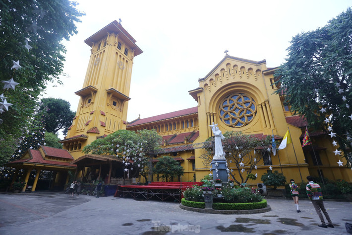 Nhà thờ Cửa Bắc được đánh giá là một trong những nhà thờ có lối kiến trúc đẹp nhất trong các nhà thờ tại Hà Nội. Nhà thờ được xây dựng ở Cửa Bắc thành Thăng Long nên được gọi là nhà thờ Cửa Bắc. Nhà thờ mang tên chính thức là Giáo đường kính Nữ Vương Các thánh, lấy từ ý Đức Mẹ là Nữ Vương của tất cả các Thánh.