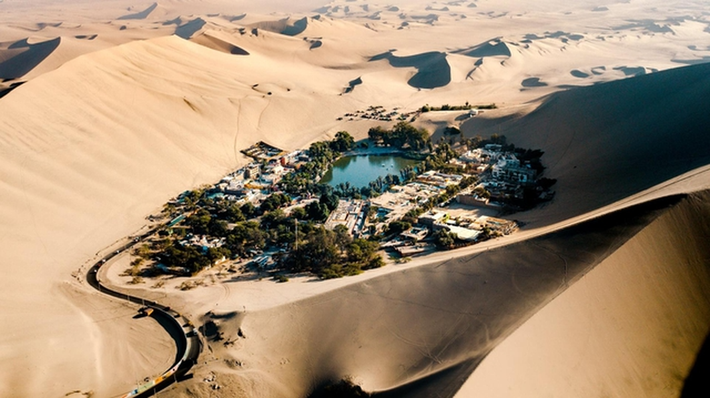 Nằm cách thành phố biển Ica 4 km, ốc đảo Huacachina hiện ra như một chốn siêu thực chỉ có trong phim. Theo truyền thuyết cổ, Huacay China, một cô gái xinh đẹp trong vùng, đang tắm tiên dưới hồ nước thì bị một chàng thợ săn trẻ phát hiện. Nàng Huacay bỏ chạy khi thấy bóng người lạ trong tấm gương soi. Gương vỡ tan biến thành đầm phá, vạt áo dài bung bay, rớt lại phía sau hóa những đụn cát khổng lồ bao quanh.