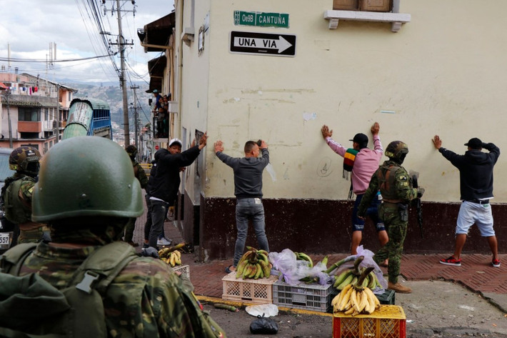 Làn sóng bạo loạn ở Ecuador do các băng đảng tội phạm ma túy tiến hành đã gây ra nhiều vụ nổ bom, đốt xe hơi, tấn công có vũ trang nhằm vào các siêu thị, đài truyền hình và trường đại học, bắt cóc con tin ở nhiều nơi trên toàn quốc, đặc biệt là tại thành phố biển Guayaquil, khiến ít nhất 14 người thiệt mạng, trong đó có cả cảnh sát.