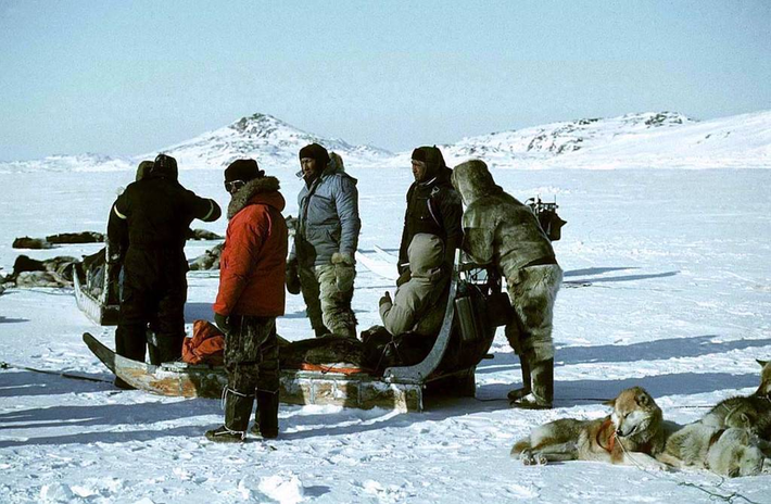 Eskimo là tên gọi khác của tộc người Inupiat hay Yupik sống ở những vùng đất quanh năm băng giá như Đông Siberira, Alaska (Mỹ), Canada, Greenland. Người Eskimo ở Canada và Greenland được gọi là người Inuit.