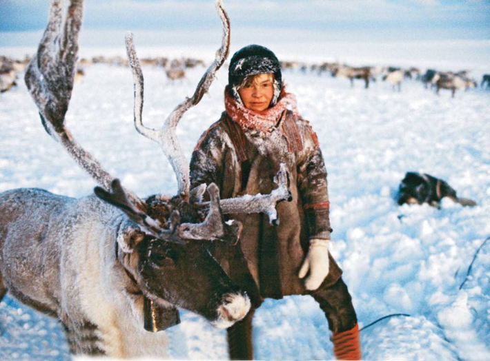 Người Eskimo được coi là những người chịu lạnh giỏi nhất thế giới, khi có thể sinh tồn ở nơi nhiệt độ thấp -30 độ đến -40 độ. Để chống chọi với khí hậu khắc nghiệt, họ xây dựng lều Igloo, dáng tròn, làm từ những khối băng nén chặt.