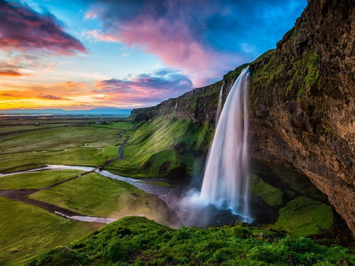 Trong suốt mùa hè ở Iceland, đêm cũng như ngày, nơi đây có hiện tượng mặt trời không lặn từ 10/5 đến tháng 7 hàng năm