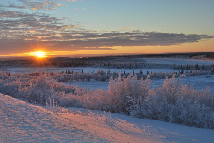 Những nơi như Inuvik, Nuvanut và vùng lãnh thổ Tây Bắc Canada, mặt trời luôn tỏa sáng trên bầu trời suốt 50 ngày vào mùa hè